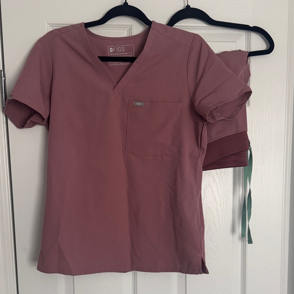 Figs Women's Scrub Top in Dusty Rose